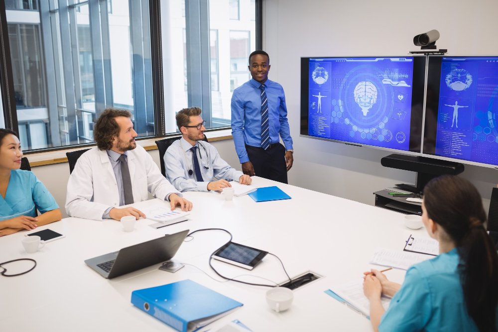 doctor-giving-presentation-team-interim-doctors