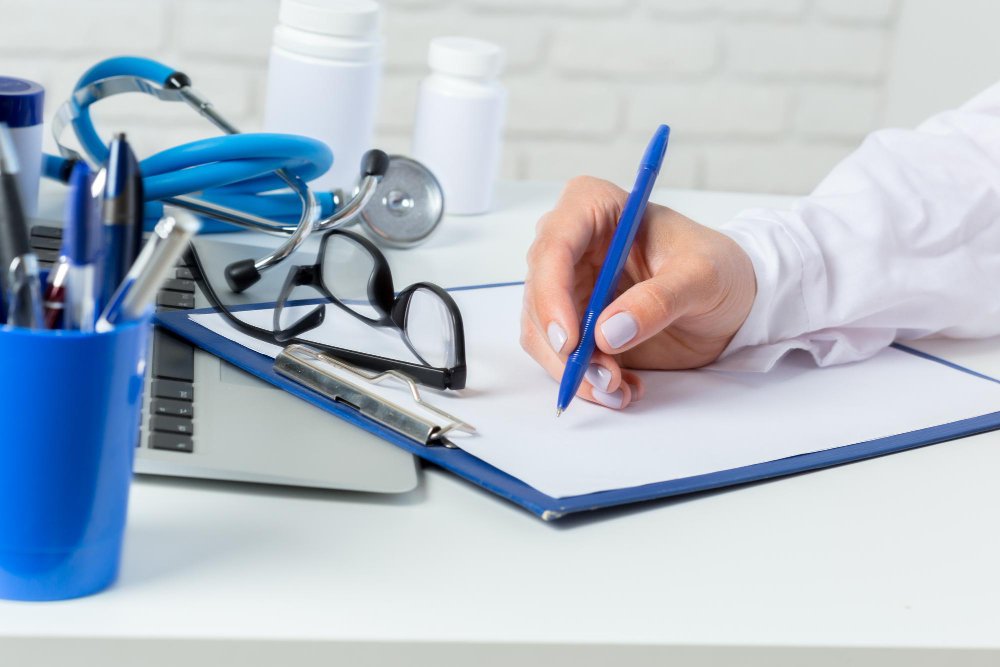 hands-medical-doctor-woman-with-laptop (1)