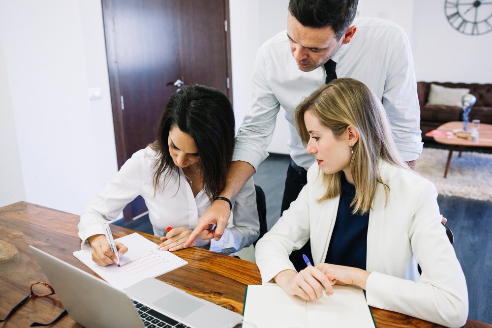 modern-business-people-working